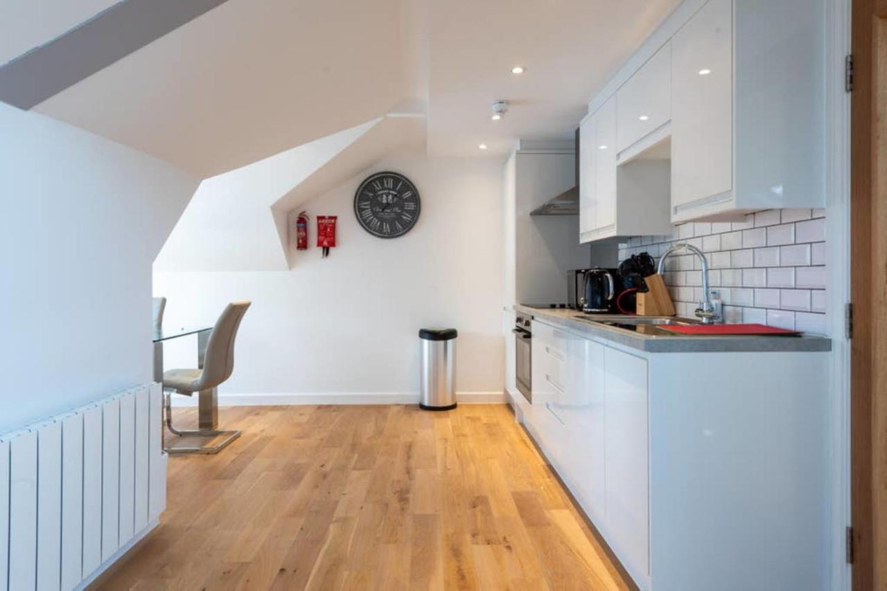 Bright And Big Apartment Άξμπριτζ Εξωτερικό φωτογραφία