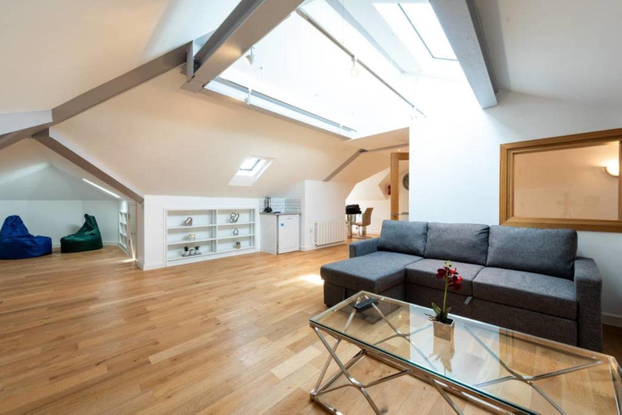 Bright And Big Apartment Άξμπριτζ Εξωτερικό φωτογραφία