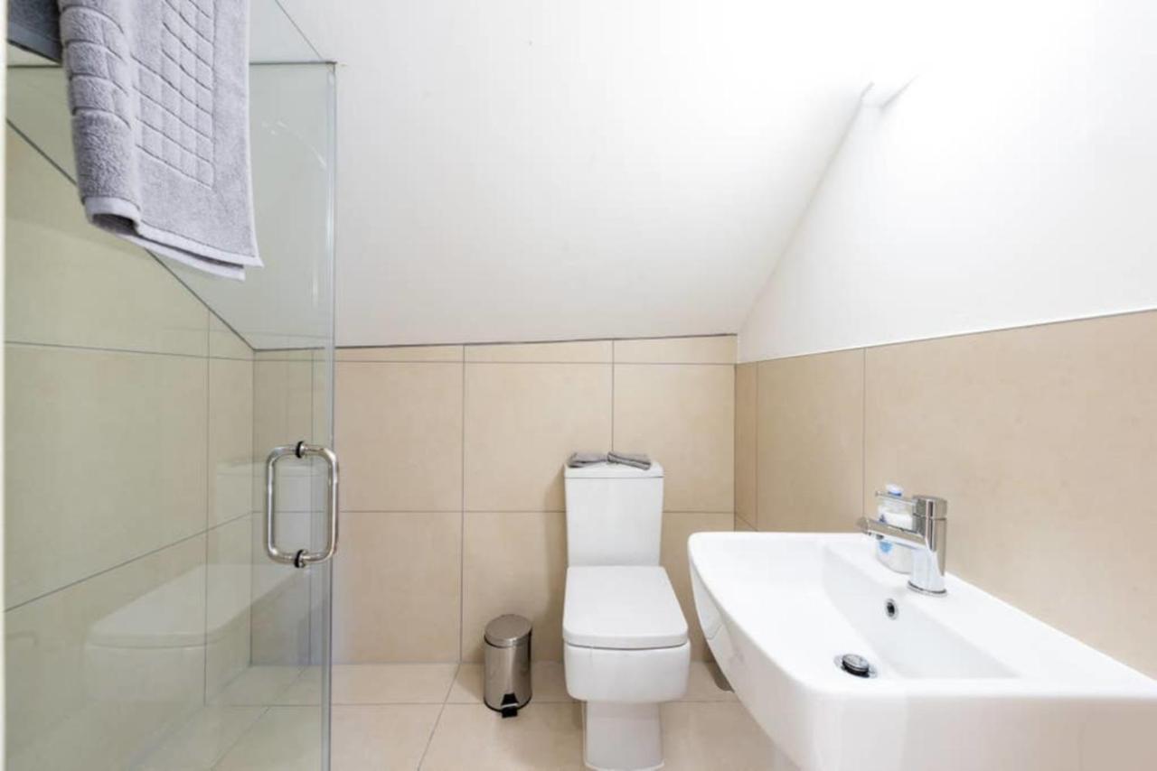 Bright And Big Apartment Άξμπριτζ Εξωτερικό φωτογραφία