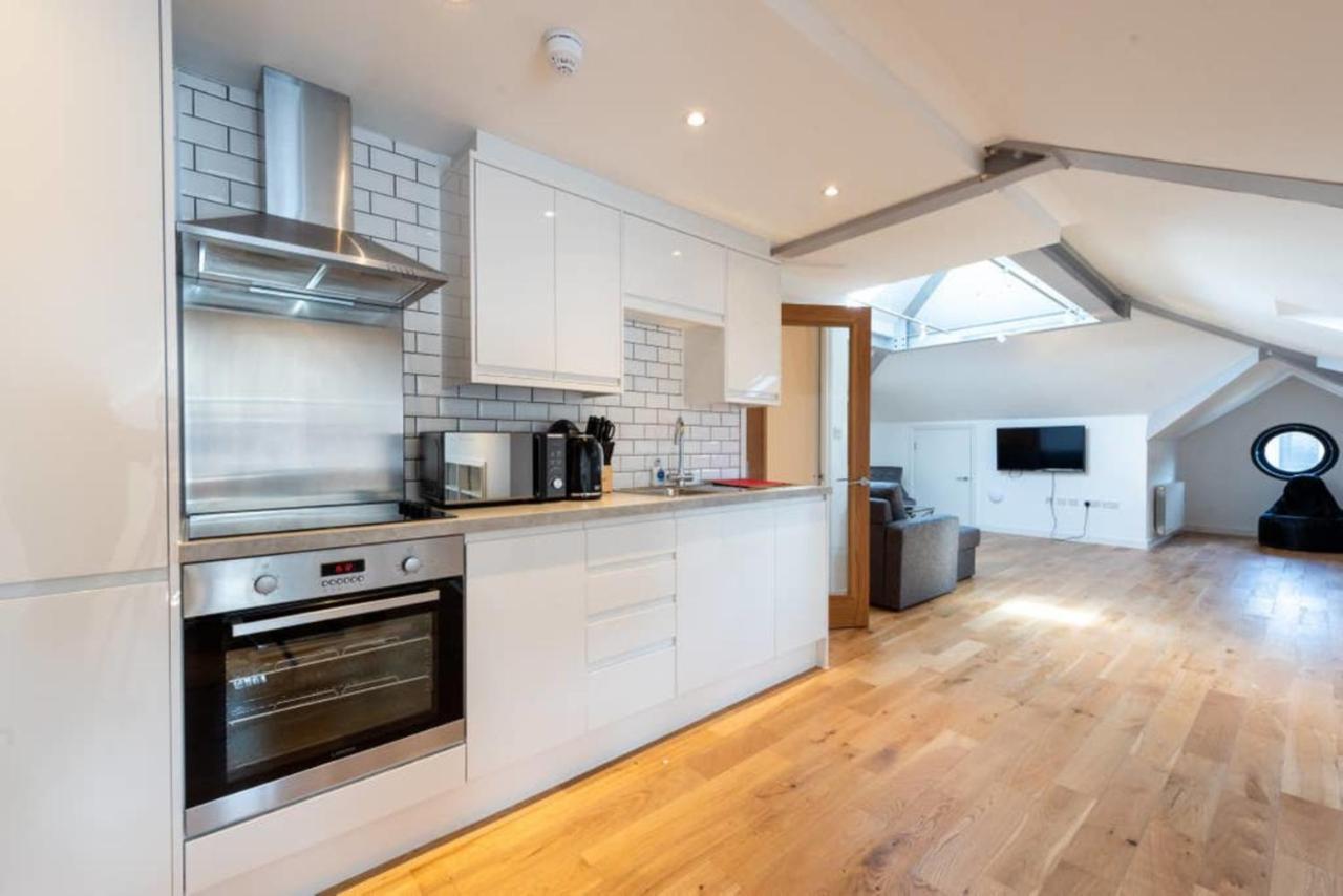 Bright And Big Apartment Άξμπριτζ Εξωτερικό φωτογραφία