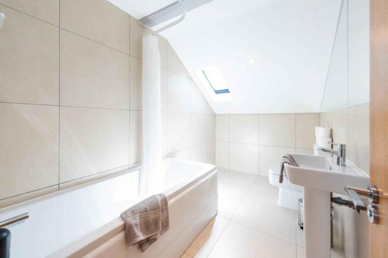 Bright And Big Apartment Άξμπριτζ Εξωτερικό φωτογραφία