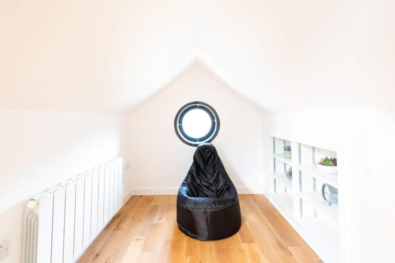 Bright And Big Apartment Άξμπριτζ Εξωτερικό φωτογραφία